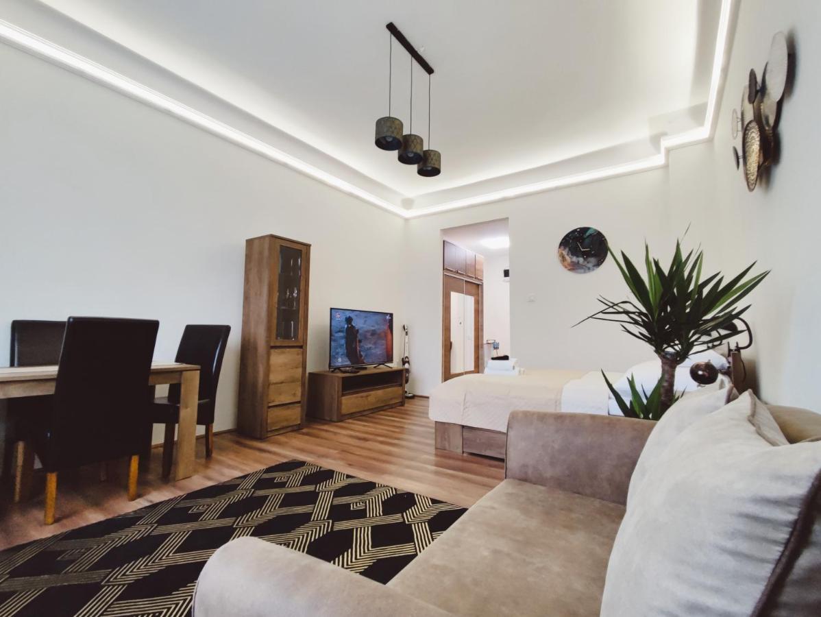 Central Palace Apartman Debrecen Buitenkant foto